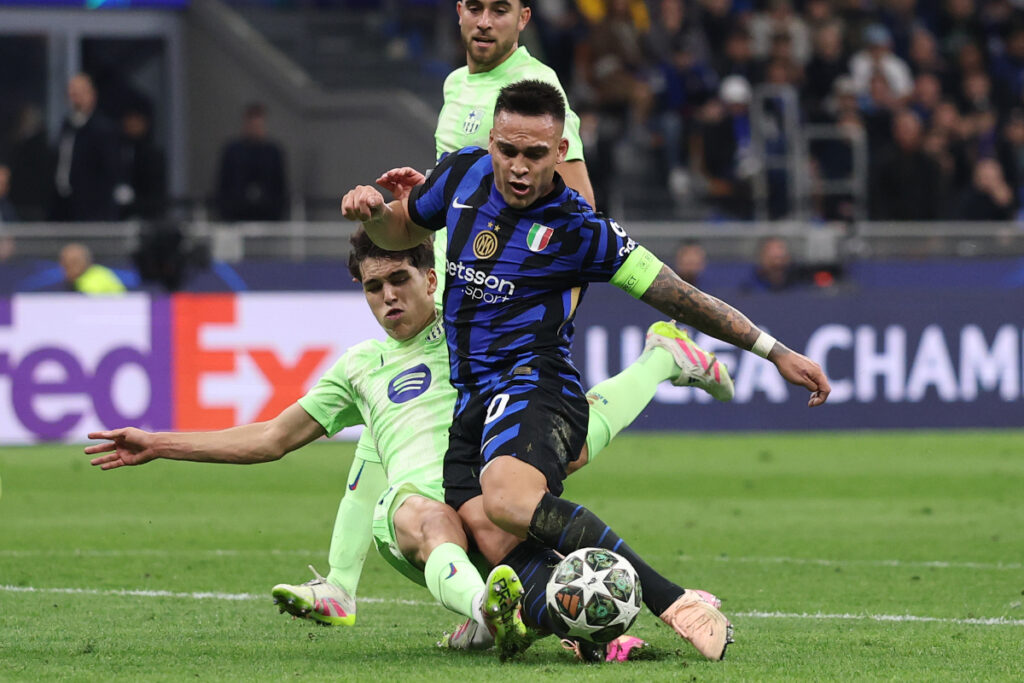 Duel pemain Barcelona vs Inter Milan dalam laga Leagua Champion.