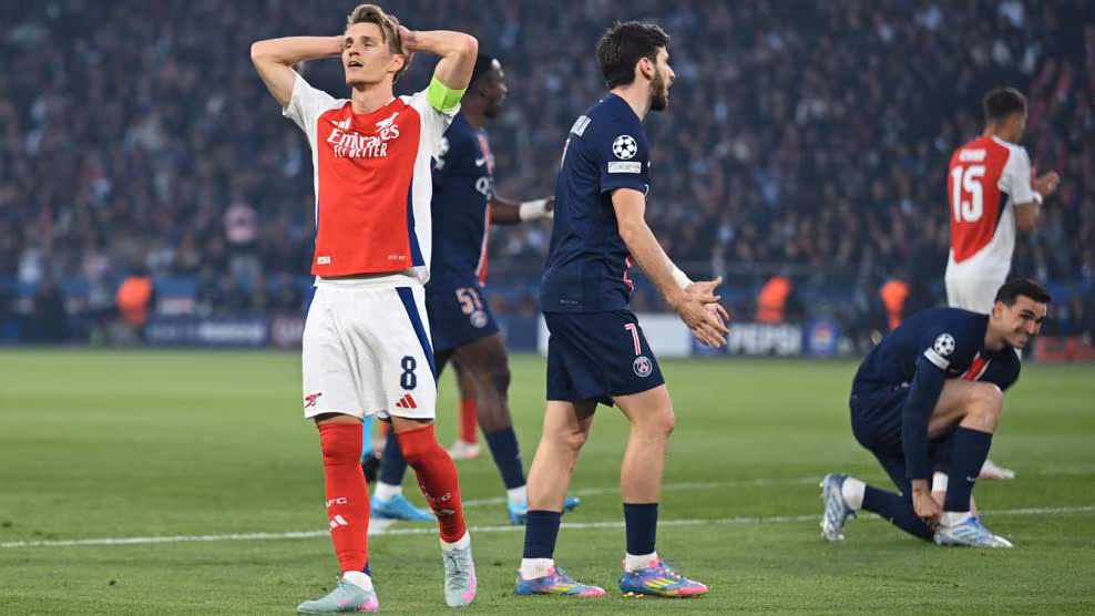 Peluang Martin Ødegaard dihadang oleh kuat Gianluigi Donnarumma/ Arsenal FC melalui Getty Images