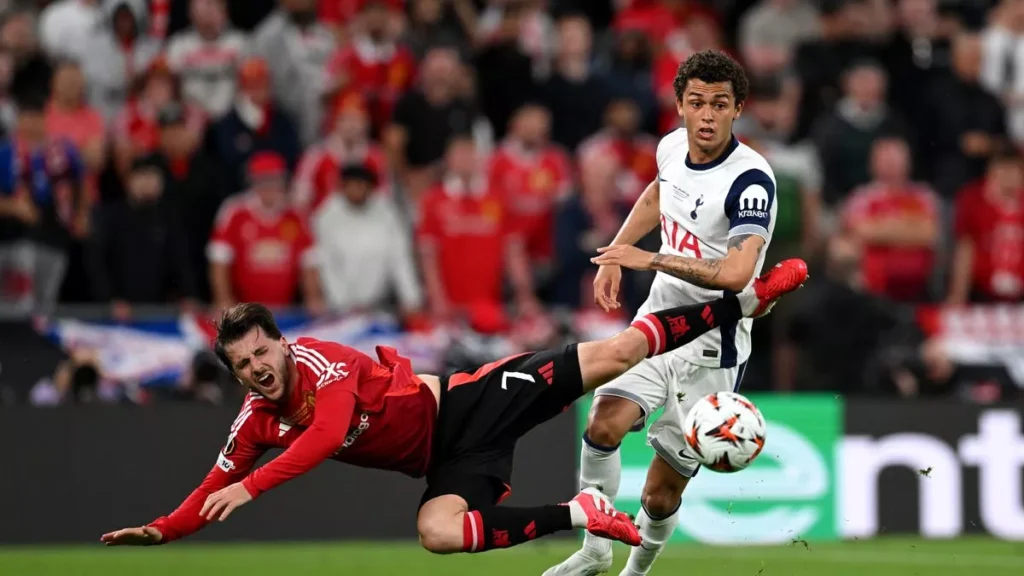 Duel pemain Mancester United dan Totenham Hotspur dalam partai final piala Eropa.