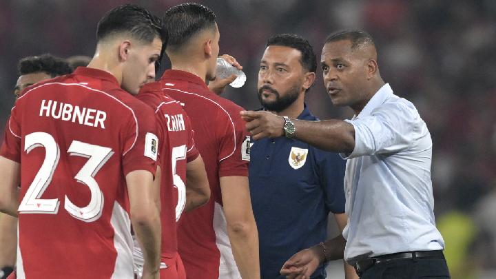 Pelatih Kepala Timnas Indonesia memberikan arahan kepada Kapten Jai Idjes saat pertandingan Indonesia vs China dalam lanjutan Kualifikasi Piala Dunia 2026 zona Asia/ foto Tempo.co