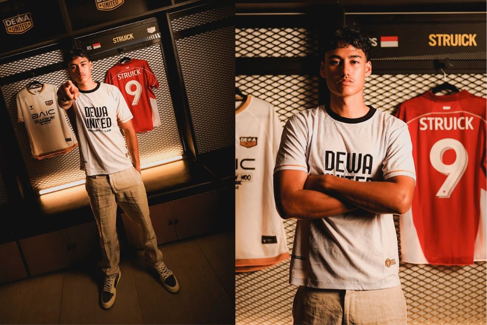 "Rafael Struick mengenakan jersey Dewa United berwarna emas-hitam, berdiri di lapangan sambil tersenyum dan memegang jersey bernomor 11 bersama CEO klub. Latar belakang tampak spanduk bertuliskan ‘Welcome Struick’ dan beberapa suporter yang menyambut gembira."